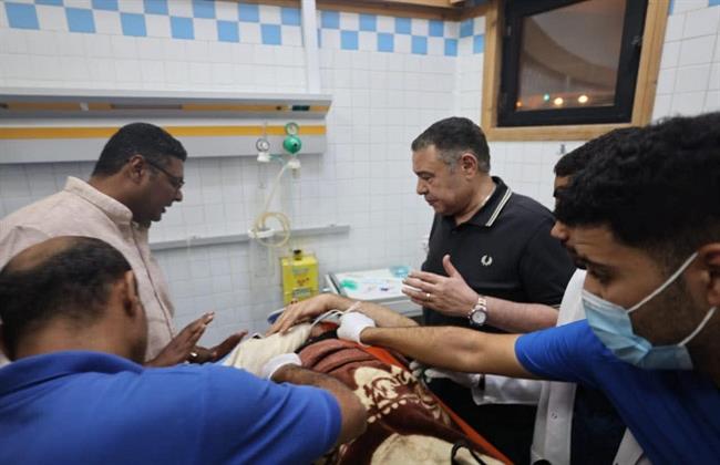 محافظ البحر الأحمر ينتقل لموقع حادث حفار جبل الزيت ويزور المصابين الناجيين للاطمئنان عليهم 