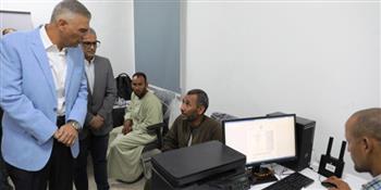محافظ أسوان يتابع انتظام العمل بمنظومة التأمين الصحي الشامل لليوم الثاني