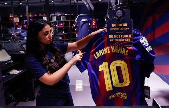 برشلونة يدشن قميصه الجديد في المتاجر قبل انطلاق "لا ليجا"| صور 