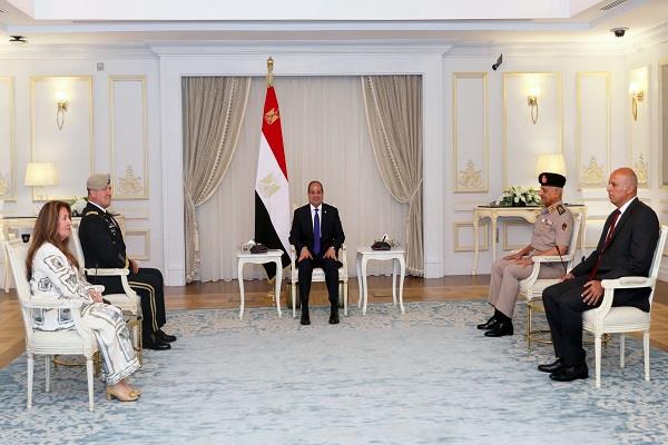 الرئيس السيسي يستقبل قائد القيادة المركزية الأمريكية لبحث سبل تطوير التعاون الثنائي