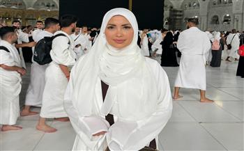 نسرين طافش توثق أدائها للعمرة
