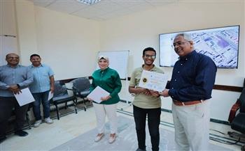 سكرتير عام البحر الأحمر يسلم شهادات اجتياز دورة نظم المعلومات الجغرافية للعاملين بالديوان العام