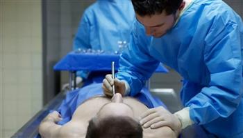 بعد 30 دقيقة من إعلان وفاته.. رجل يعود للحياة ويسأل عن بناته