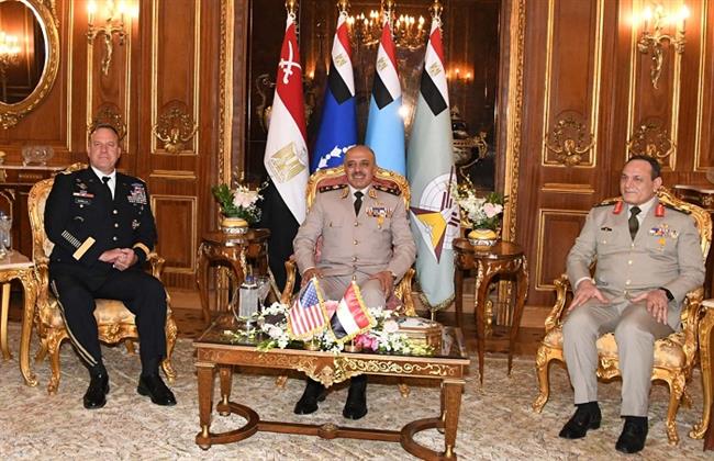 رئيس أركان القوات المسلحة يبحث مع قائد القيادة المركزية الأمريكية التطورات الإقليمية والدولية الراهنة