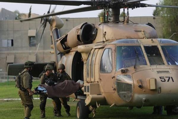  مروحية إسرائيلية تنقل الجنود الجرحى من موقع الحادث الأمني في غزة إلى مستشفى تشعاري تصيدك