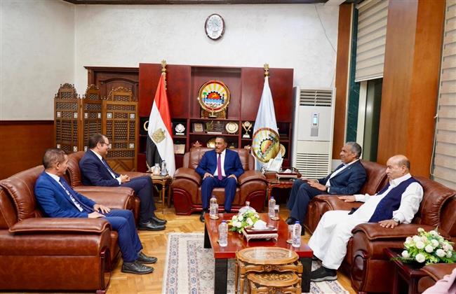 رئيس هيئة الاعتماد والرقابة الصحية ومحافظ مطروح يناقشان جاهزية المنشآت الصحية للاعتماد من GAHAR