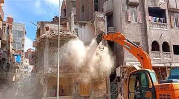 إزالة الأجزاء القابلة للسقوط بـ7 عقارات في الإسكندرية