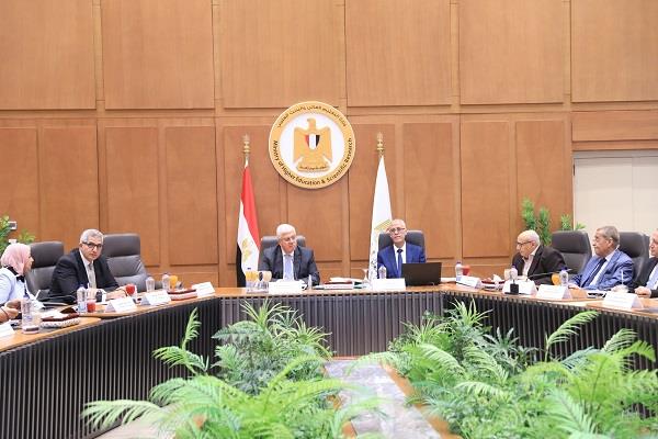 وزير التعليم العالي يوجه باستمرار عمل لجنة تقديم المنح الدراسية بالجامعات الأهلية للطلاب المتفوقين