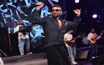 أحمد سعد بستايل جريء في حفله بمراسي