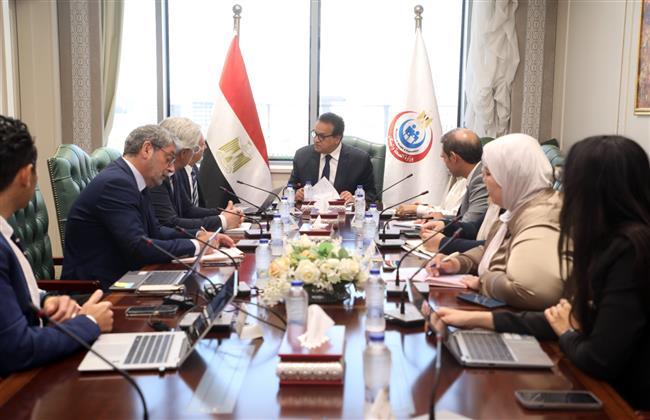 وزير الصحة يبحث مع شركتين سويسرية وفرنسية تصنيع تركيبات غذائية علاجية في مصر