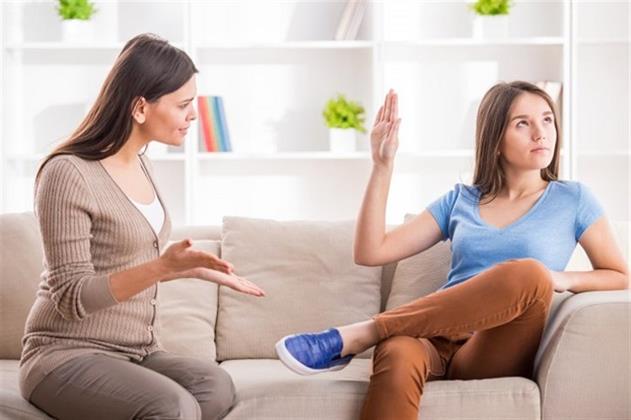 للوالدين.. 8 سلوكيات تخلق مسافة عاطفية مع أولادكما المراهقين