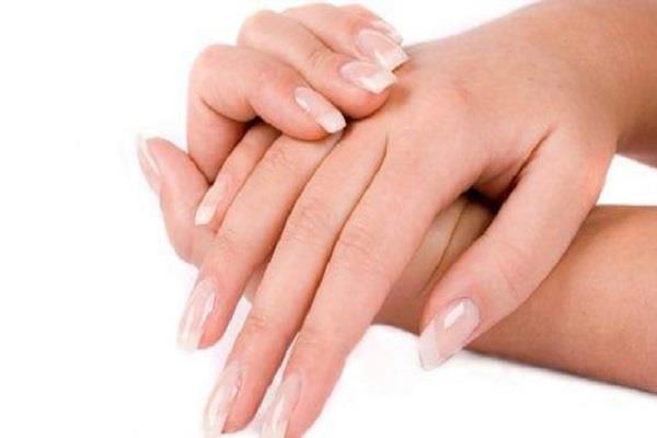 لجمالك.. 7 وصفات طبيعية لتفتيح مفاصل أصابعك الداكنة 