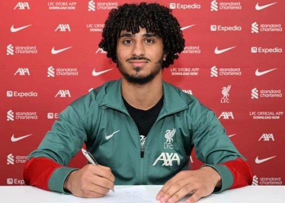 المصري كريم أحمد يوقع عقده الاحترافي الأول مع نادي ليفربول 