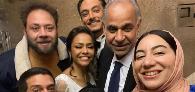 محمود البزاوي ينشر صوره مع العائلة..ولكن من هي؟ 