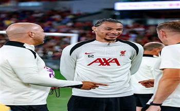 هوجو إيكيتيكي يصل هونج كونج للمشاركة في تدريبات ليفربول| صور