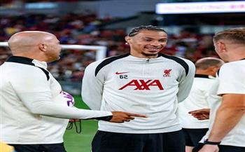 هوجو إيكيتيكي يصل هونج كونج للمشاركة في تدريبات ليفربول| صور