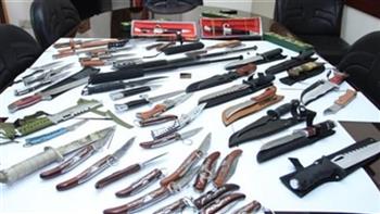 ضبط شخص روّج لبيع أسلحة بيضاء عبر مواقع التواصل