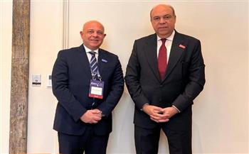 وزير الطيران يبحث التعاون مع مسؤولي قطاع الطيران الكوري