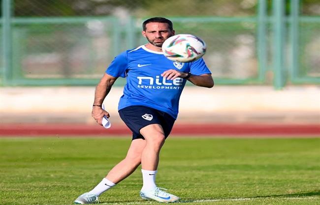 فيريرا يلقى محاضرة فنية على لاعبي الزمالك قبل مواجهة وادي دجلة الودية 