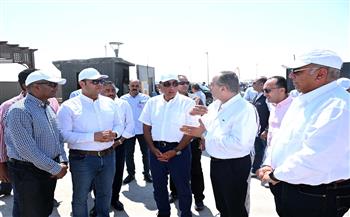 رئيس الوزراء يتفقد محطة التجارب البحثية لتحلية مياه البحر بالعلمين الجديدة   