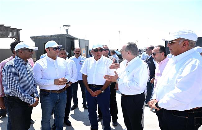 رئيس الوزراء يتفقد محطة التجارب البحثية لتحلية مياه البحر بالعلمين الجديدة   