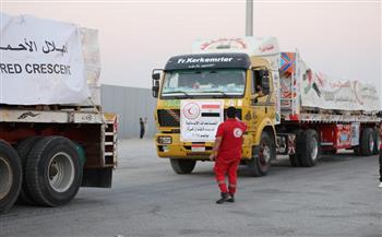 إدخال شاحنات مساعدات إنسانية إلى معبر كرم أبو سالم تمهيدًا لنقلها للفلسطينيين بغزة