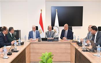 وزير الري يبحث أعمال تطوير الكورنيش وحدائق الري بالقليوبية