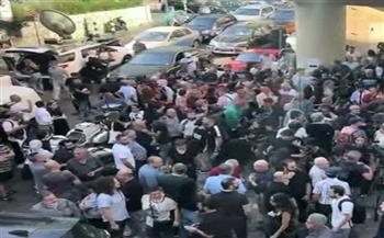 جمهور زياد الرحباني يودعه بالألحان أمام مستشفى خوري في لبنان.. صور