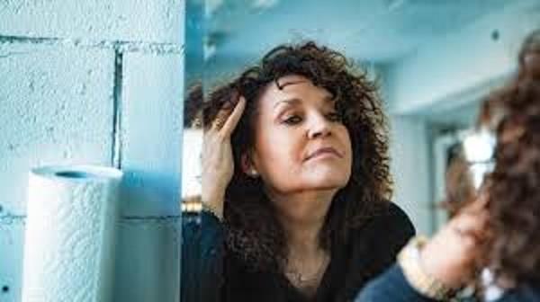 للمرأة في سن الـ50.. كيف تتعاملين مع تقلباتك العاطفية بعد انقطاع الطمث؟