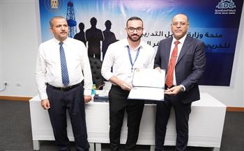 وزير العمل يُسلم شهادات لخريجي دورات تدريب مجانية في مجالات الخدمات البترولية
