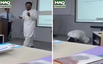 لحظة وفاة مُعلّم باكستاني بين طلاّبة بنوبة قلبية (فيديو)