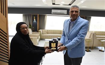 محافظ أسوان يكرم "قاهرة الأمية "والطالبة الخامسة على مستوى الجمهورية في الثانوية الأزهرية