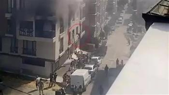 للهرب من حريق.. شخصان يقفزان من الطابق الثالث وسط صدمة الجيران