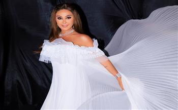 إليسا بإطلالة جذابة  باللون الأبيض    