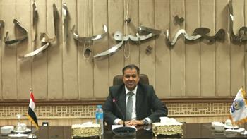 رئيس جامعة جنوب الوادي يناقش الخريطة الزمنية للتنسيق والقبول بالجامعة الأهلية