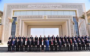 مرشحو «حماة الوطن» لانتخابات الشيوخ يلتقطون صورا تذكارية أمام ساحة الشعب بالعاصمة الإدارية
