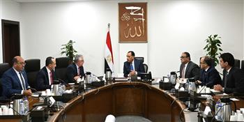 رئيس الوزراء يتابع مع رئيس الهيئة العامة للمنطقة الاقتصادية لقناة السويس عددًا من ملفات العمل