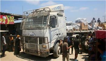 الفوج الخامس من شاحنات المساعدات يفرغ حمولته بالجانب الفلسطيني ويعود لمصر