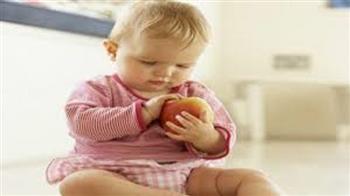 صدق أو لا تصدق.. 7 أشياء يتعلمها صغيرك عند تناول طعامه على الأرض