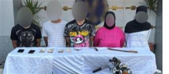 القبض على متهمين بسرقة مبلغ مالي وهاتفين من داخل سيارة في الزاوية