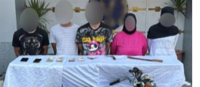 القبض على متهمين بسرقة مبلغ مالي وهاتفين من داخل سيارة في الزاوية