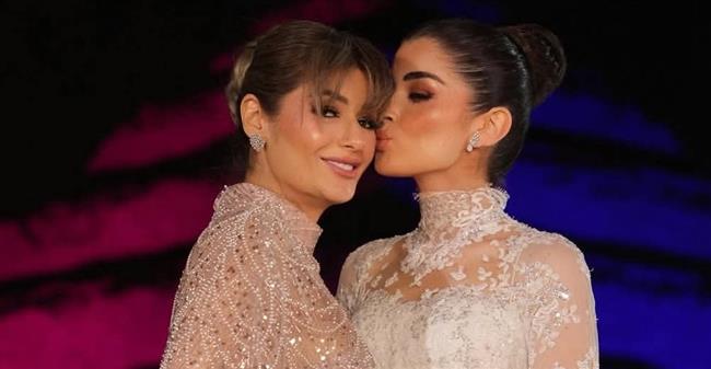ليلى زاهر تعايد والدتها.. بصور