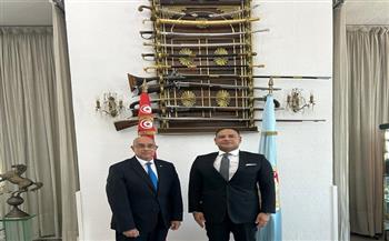 سفير مصر بتونس يبحث مع وزير الدفاع التونسي تعزيز التعاون بين البلدين