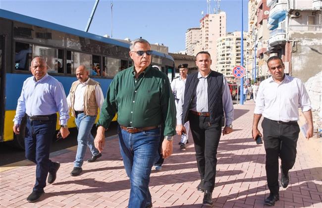محافظ الإسكندرية يوجه بإزالة عقار متهالك بالكورنيش وتنظيم المعدات على الشواطئ