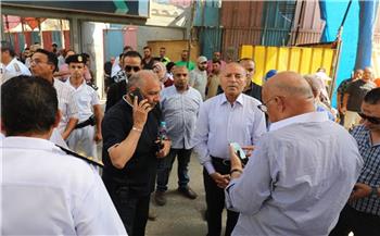 محافظ القاهرة يشرف على أعمال نقل الباعة الجائلين المتواجدين بجوار حديقة الأزبكية إلى جراج العتبة