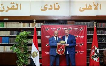 السفير التونسي بالقاهرة يشكر الأهلي.. والخطيب يهديه درع وعلم النادي