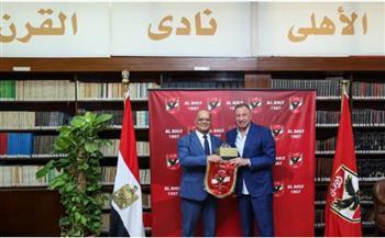 السفير التونسي بالقاهرة يشكر الأهلي.. والخطيب يهديه درع وعلم النادي  