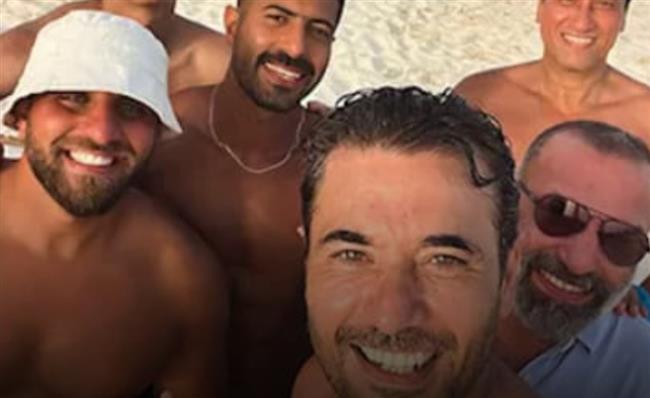 خلال عطلة الصيف.. أحدث ظهور للفنان أحمد عز على البحر وسط الأصدقاء