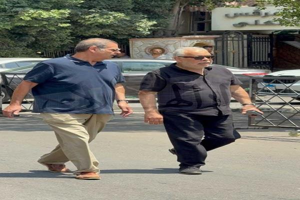 أشرف زكي يصل إلي كنيسة مار مرقس لمشاركة فى جنازة لطفي لبيب|صور   