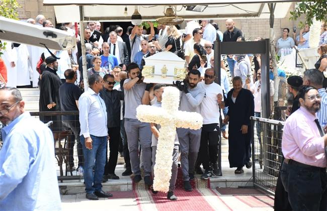 ريهام فيكتور من أمام كنيسة مارمرقس: مشهد مهيب في وداع الفنان الكبير لطفي لبيب